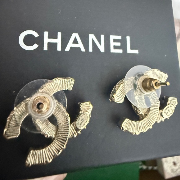 Like new authentic Chanel earring. It’s 2cm. It comes with a box&original tag. - Picture 8 of 8